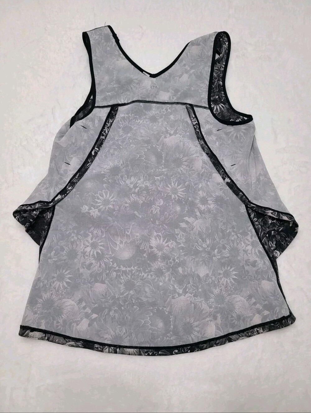 Lululemon Run Split Singlet Tank Black Floral Print Size 6 - Picture 4 of 4